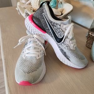 Nike Epic React Flyknit 2 Oreo Pink Black BQ8927-103 Running Shoe Womens Size 8